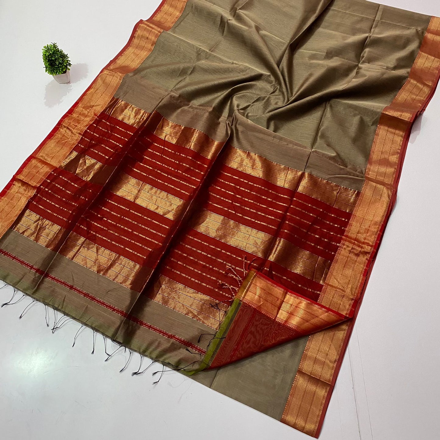 Maheshwari Chatai Border Handwoven Saree