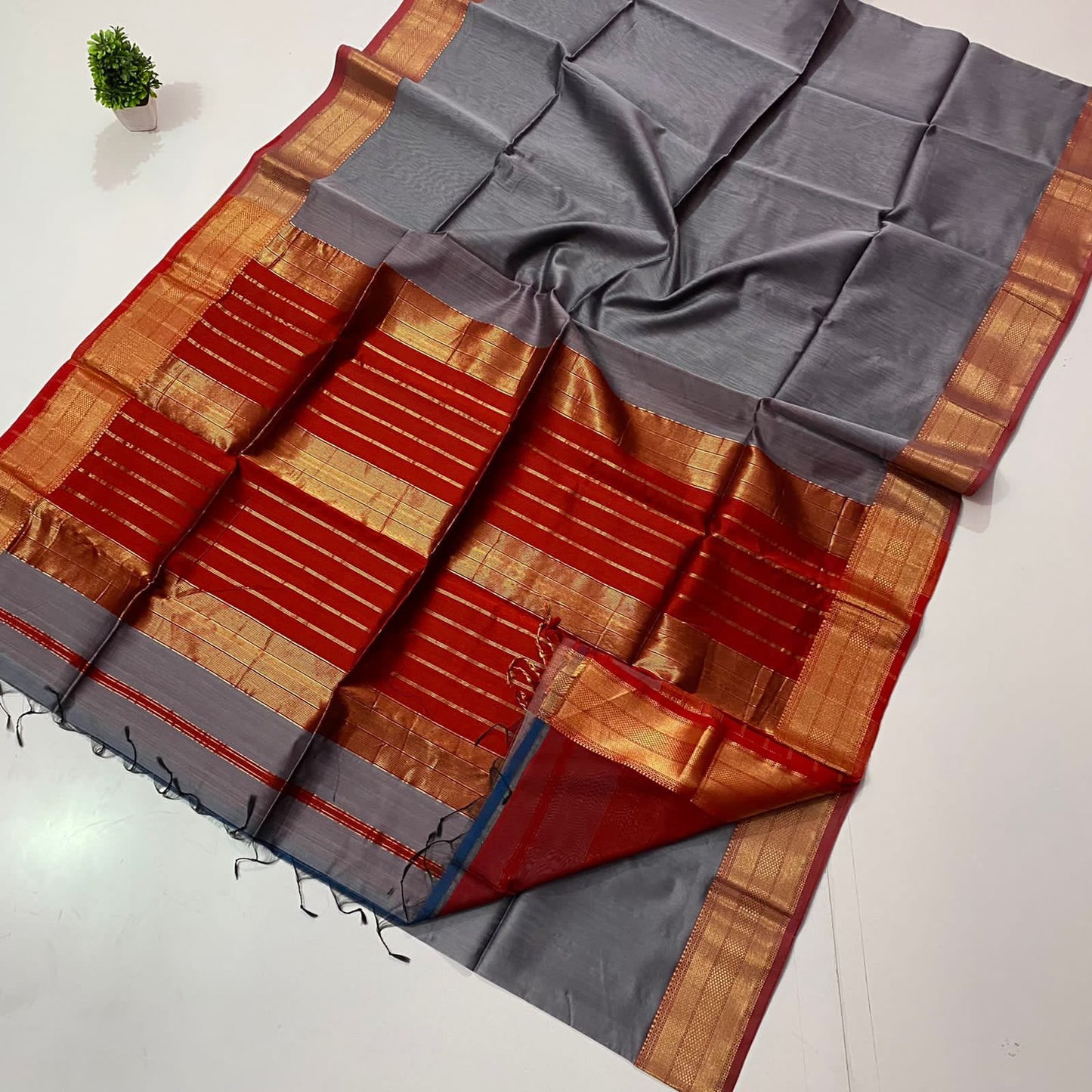 Maheshwari Chatai Border Handwoven Saree