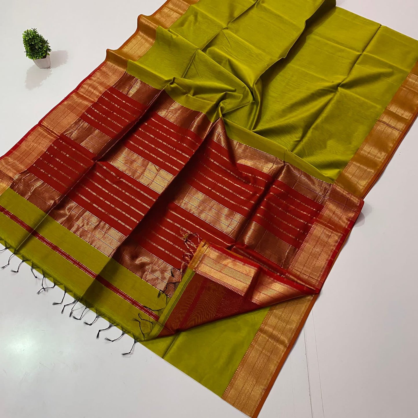 Maheshwari Chatai Border Handwoven Saree