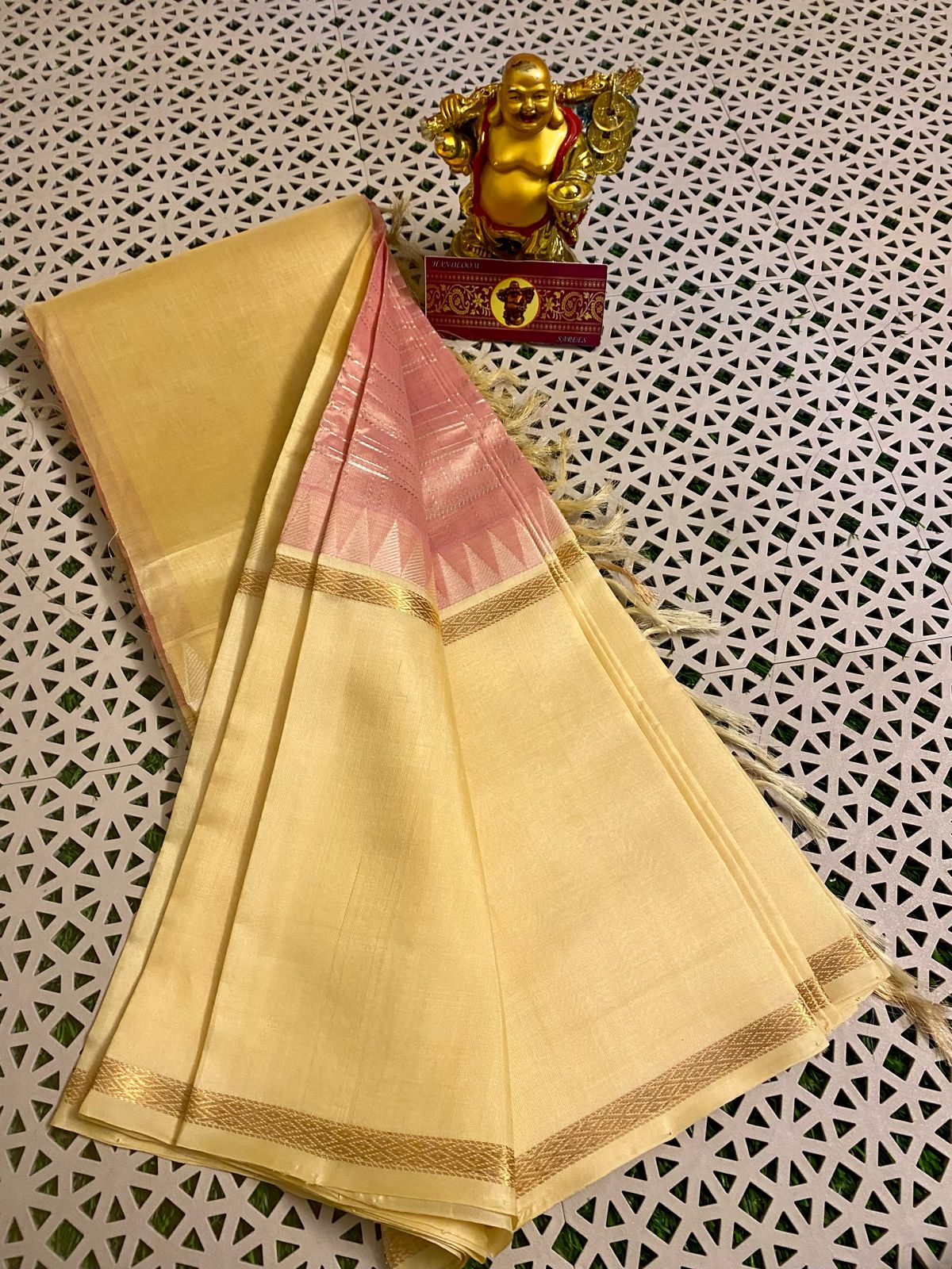 Light weight gadwal pattu saree
