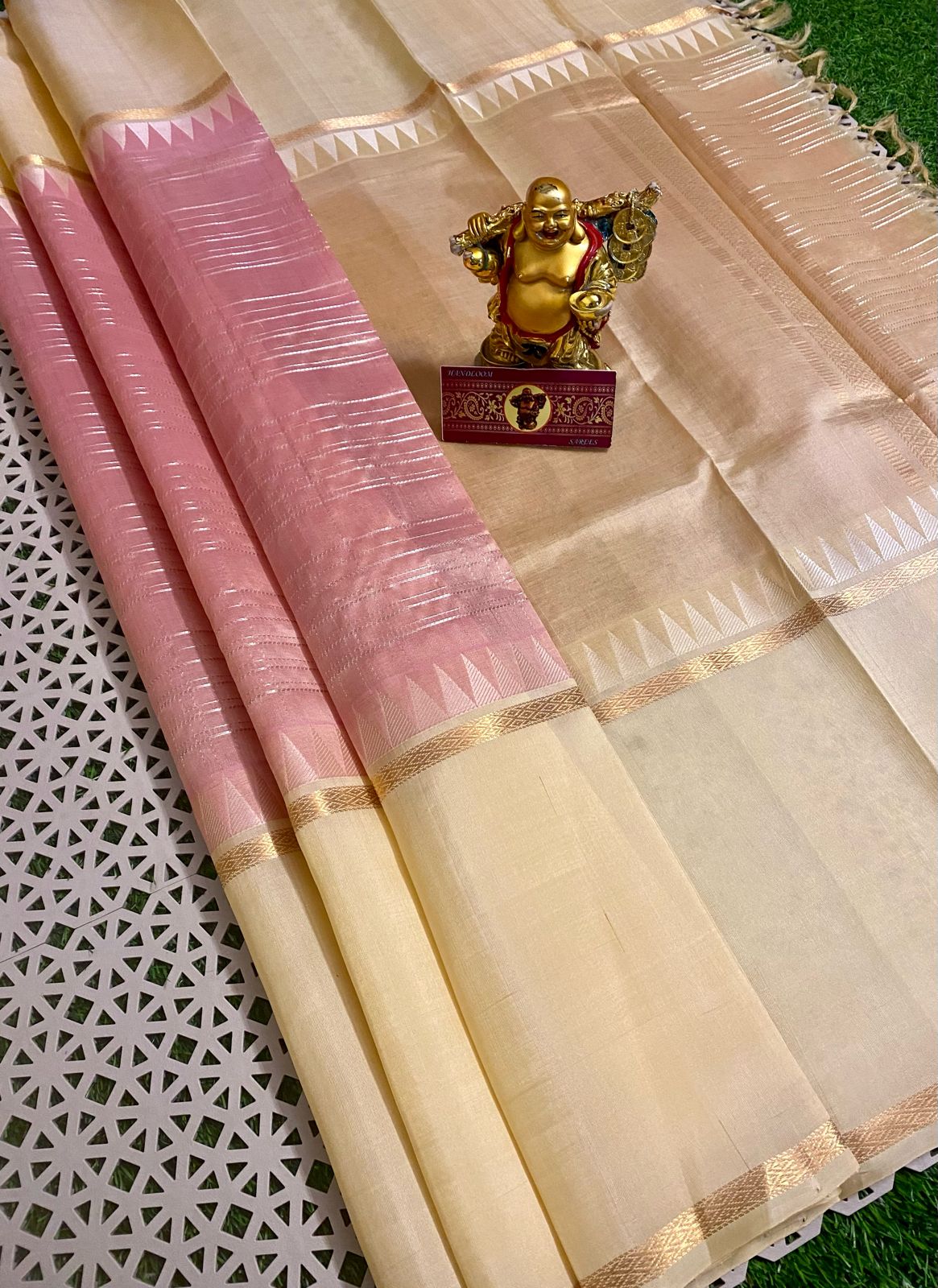 Light weight gadwal pattu saree