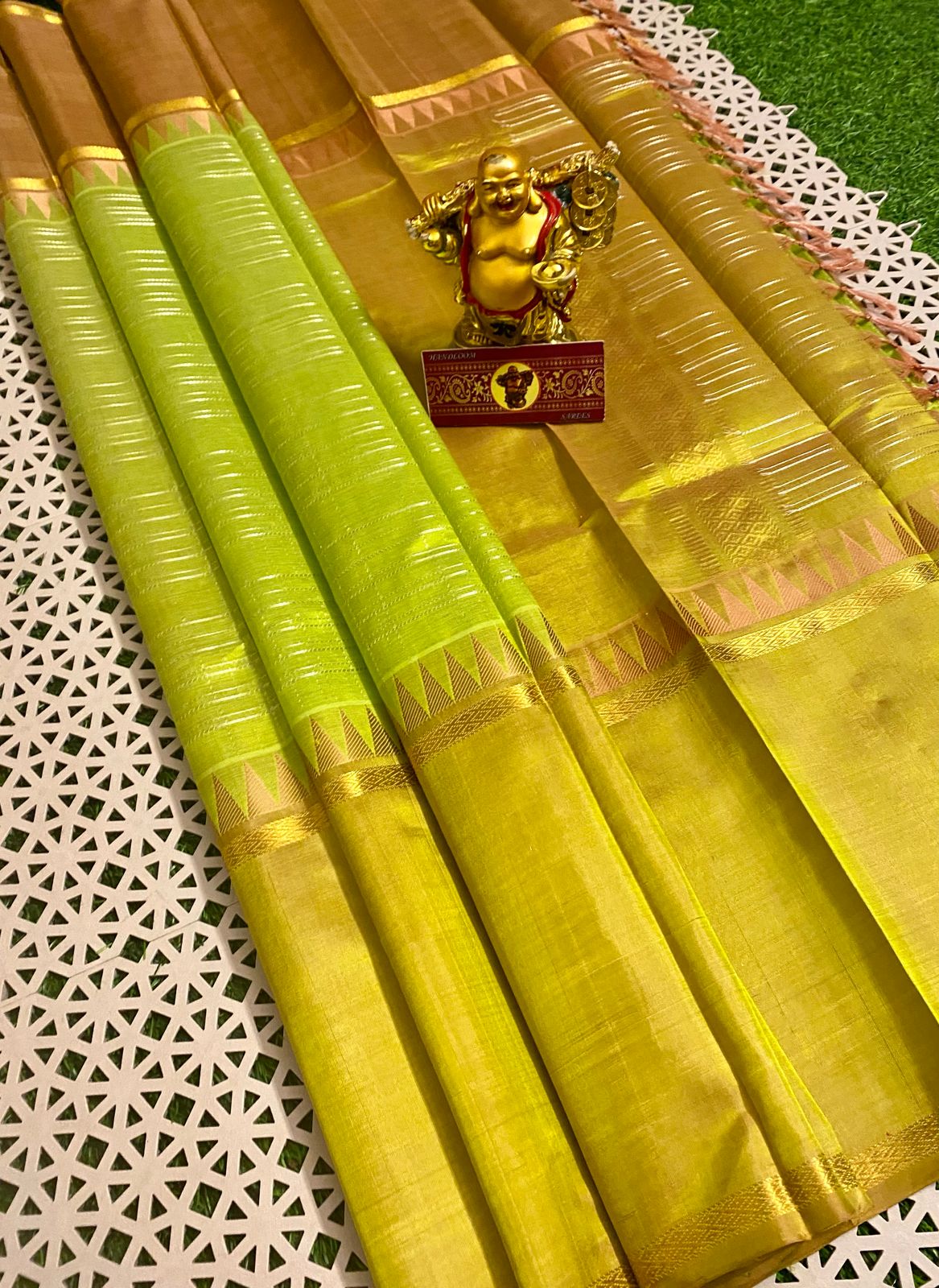 Light weight gadwal pattu saree
