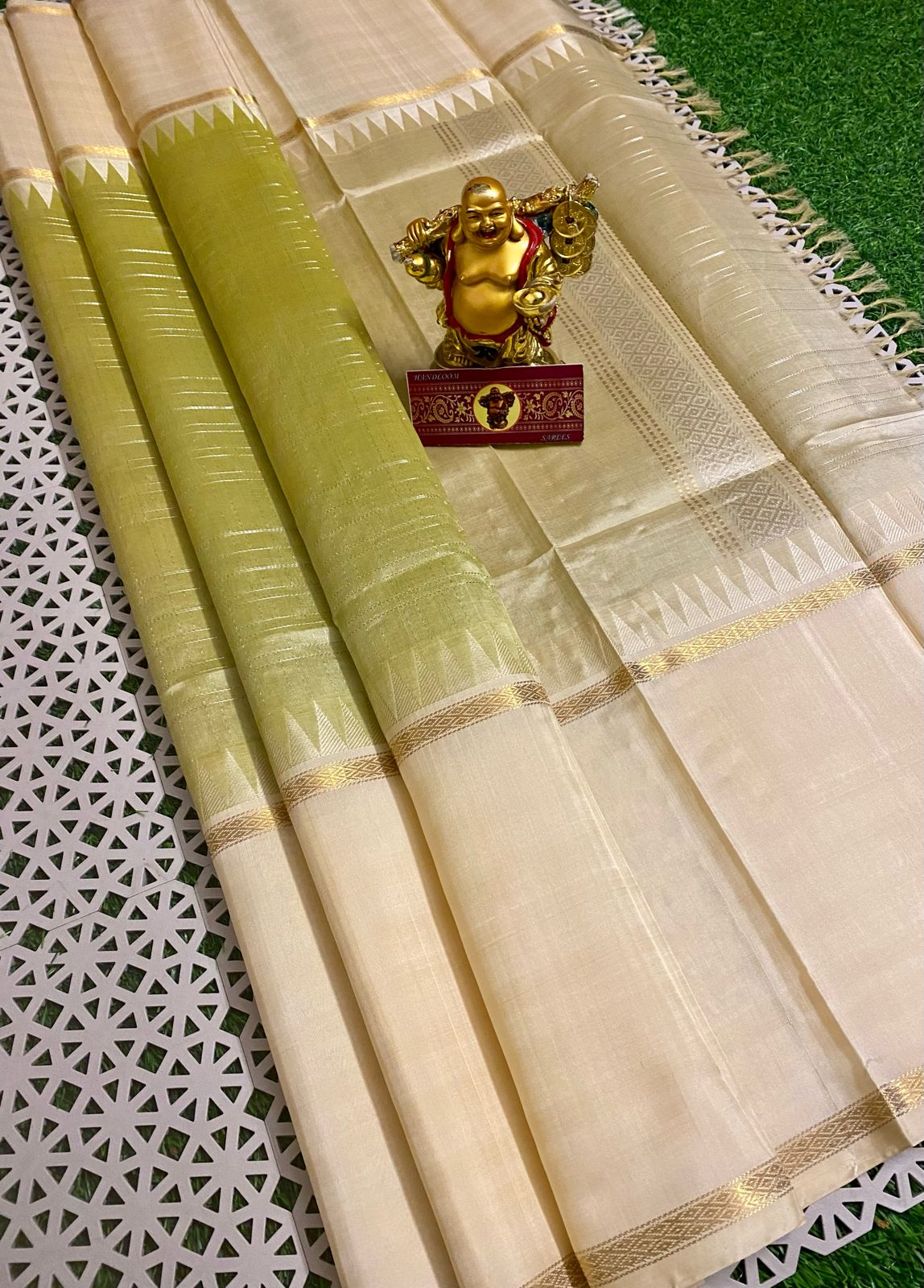 Light weight gadwal pattu saree