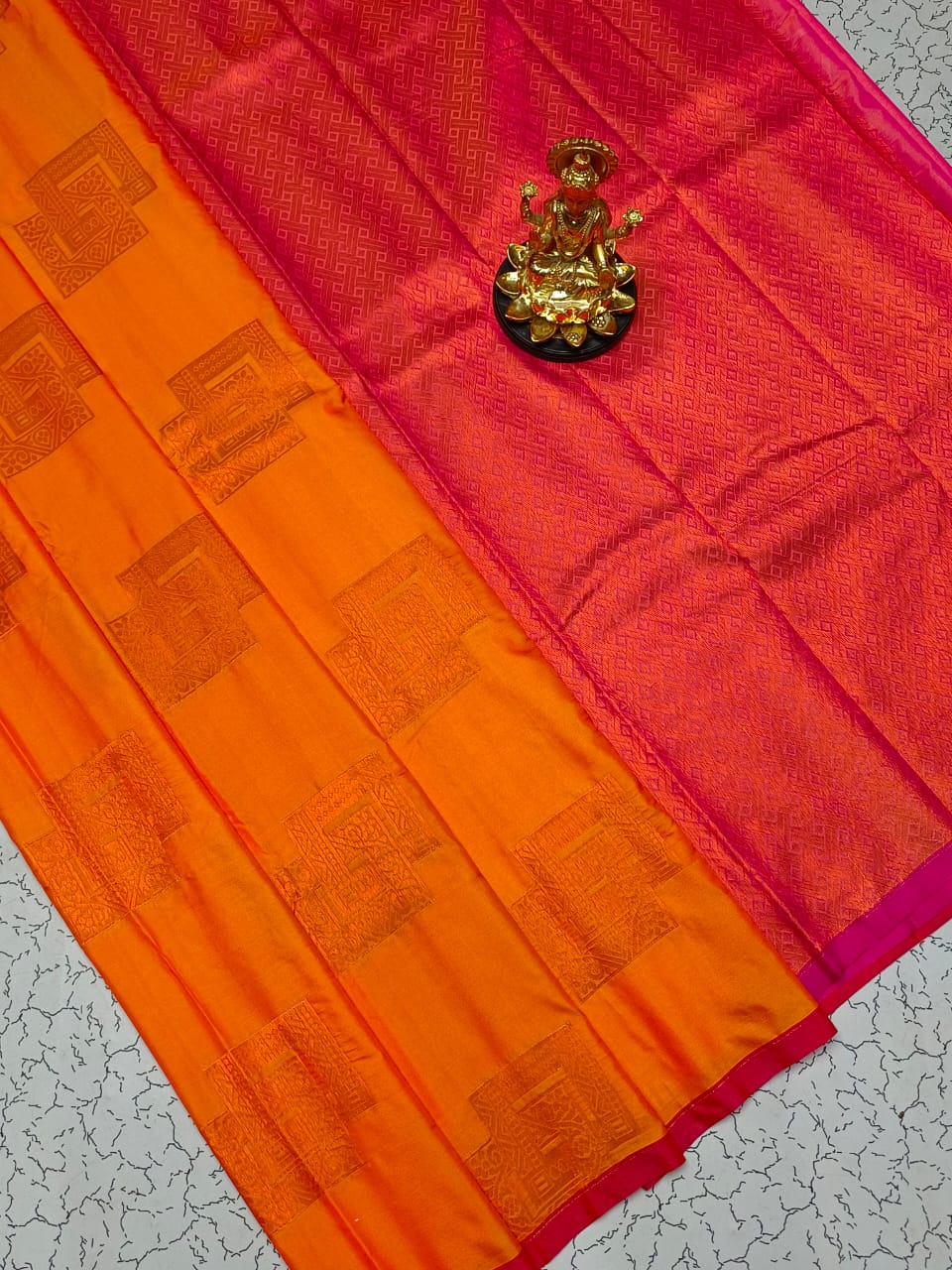 Semi Soft Silk Borderless Saree