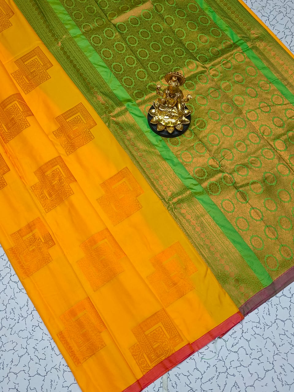 Semi Soft Silk Borderless Saree