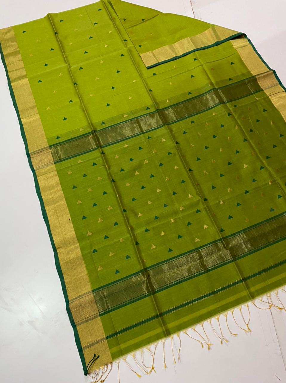 Maheshwari handwoven triangle buti saree