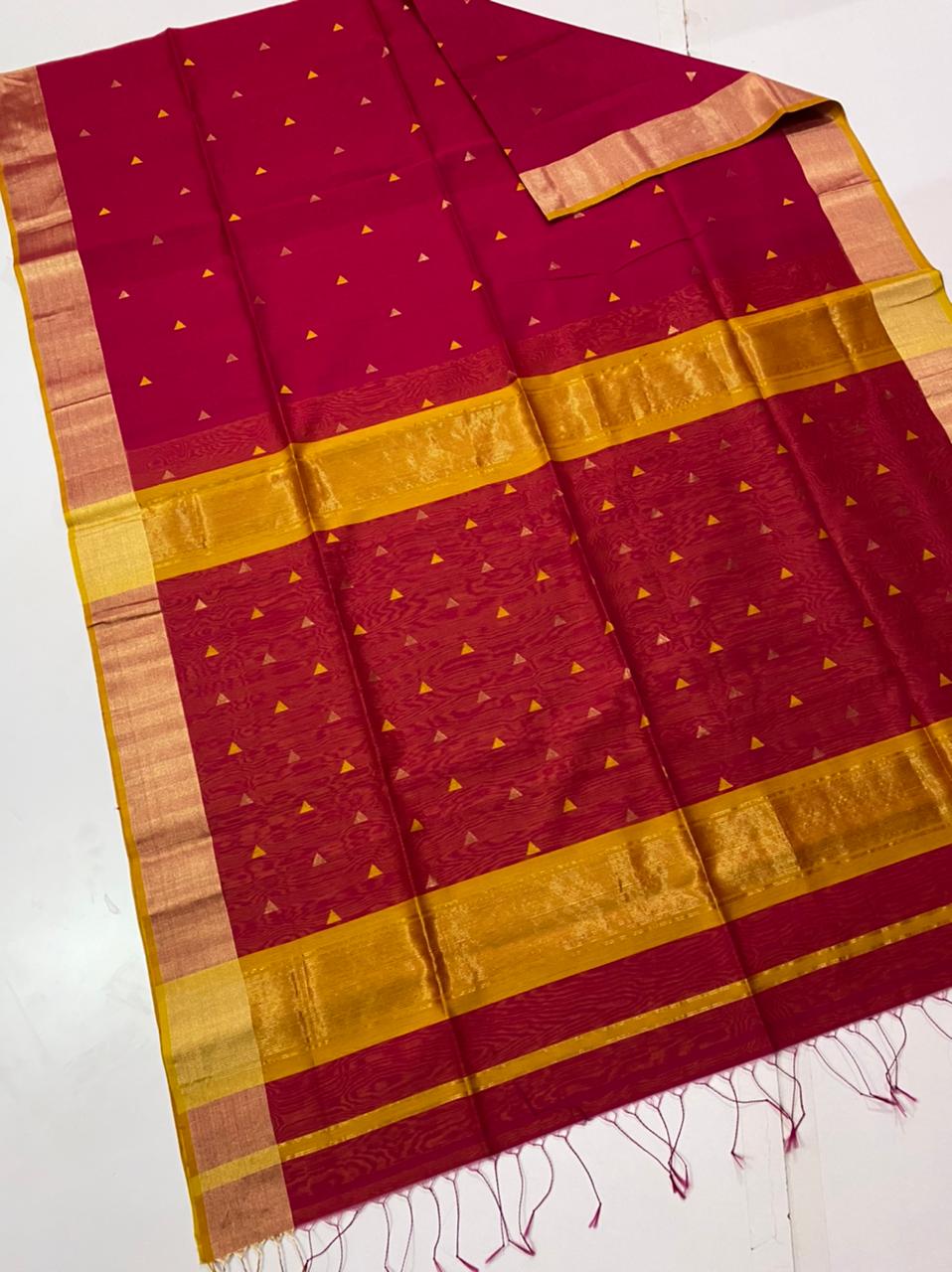 Maheshwari handwoven triangle buti saree