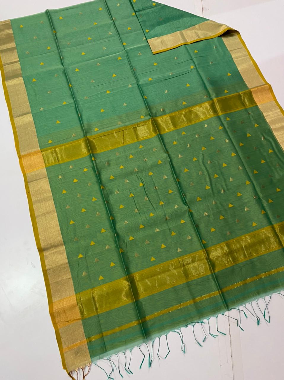 Maheshwari handwoven triangle buti saree