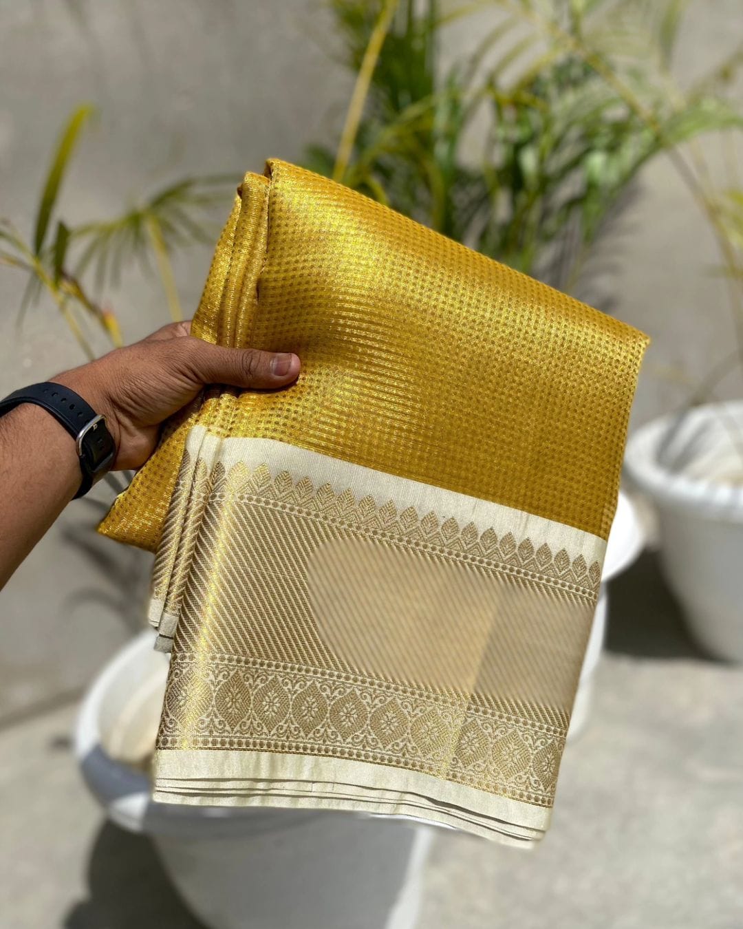 Soft Tissue Silk Saree With Zari Work