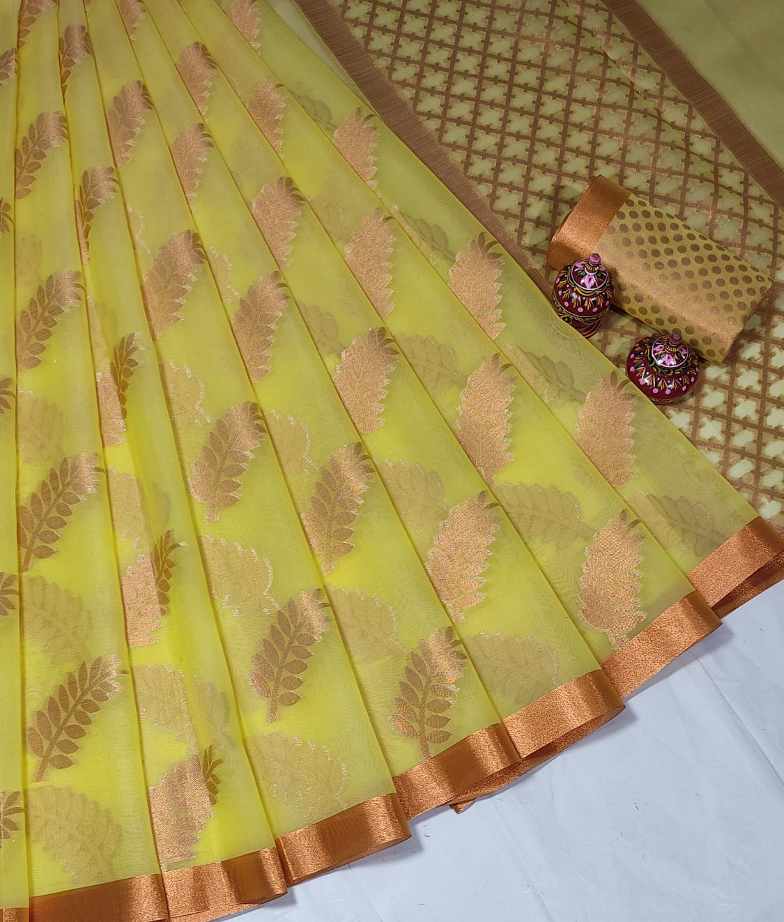 Buy BANARASI PATOLA Women's Green Motif Weave Lightweight Chanderi Banarasi Silk  Saree With Blouse Piece at Amazon.in