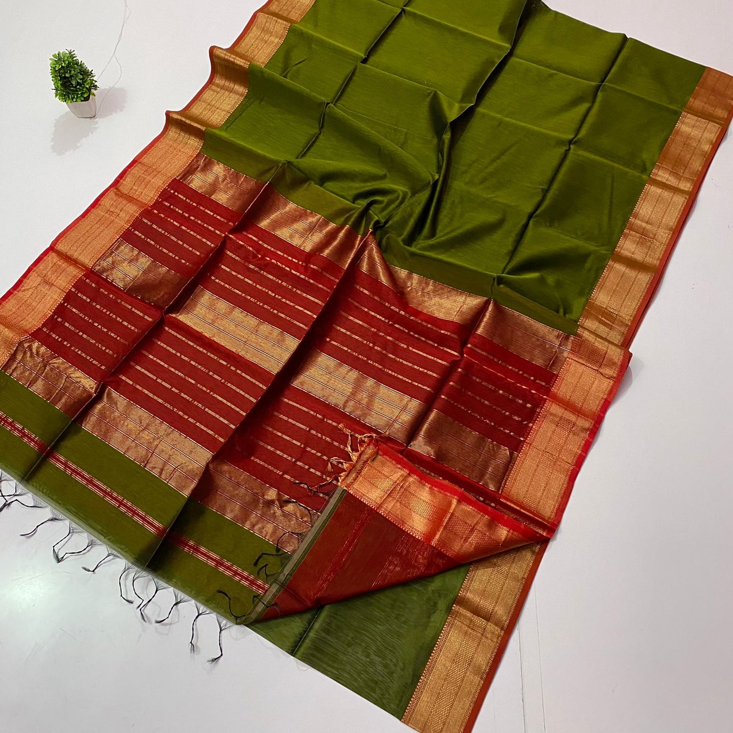 Maheshwari Chatai Border Handwoven Saree