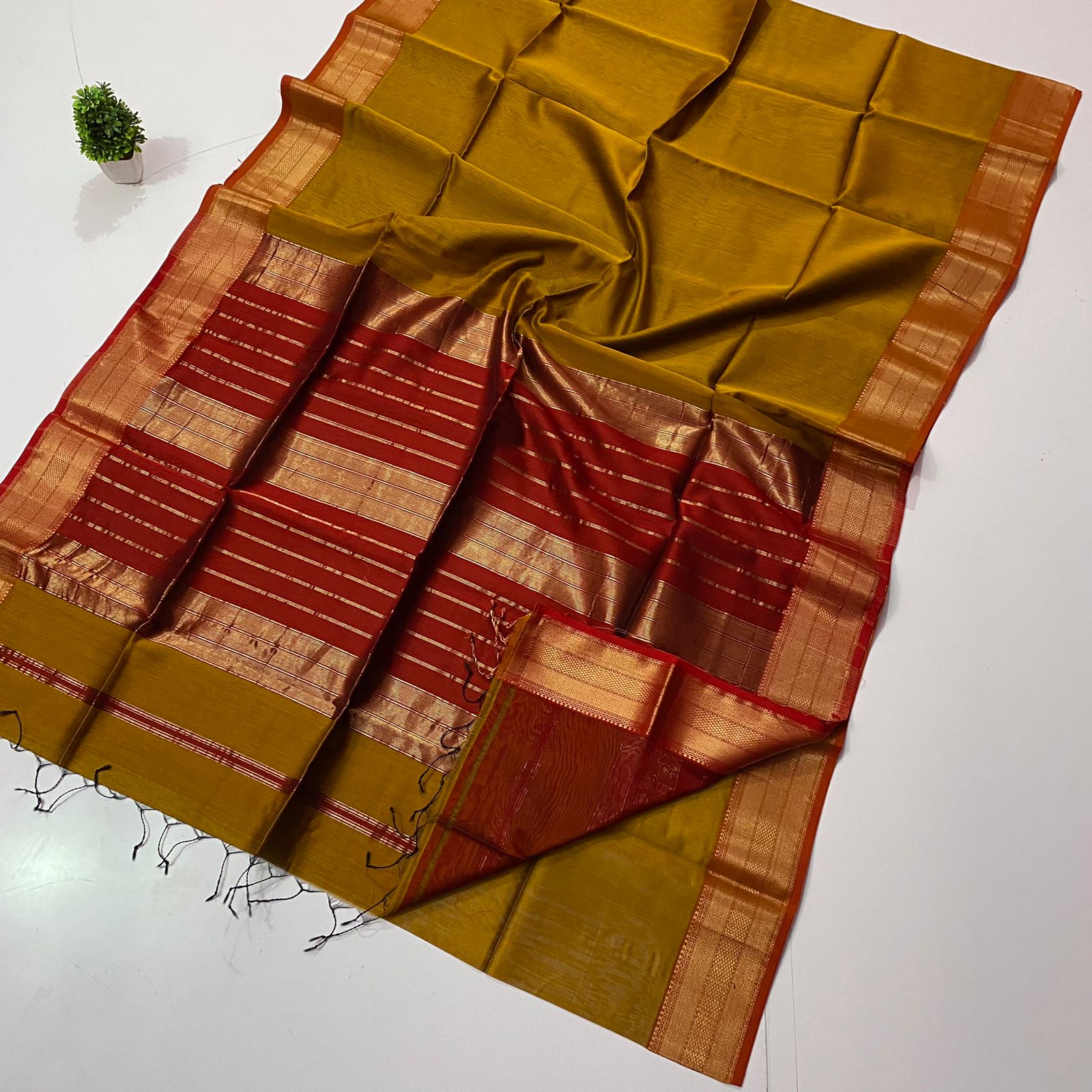 Maheshwari Chatai Border Handwoven Saree