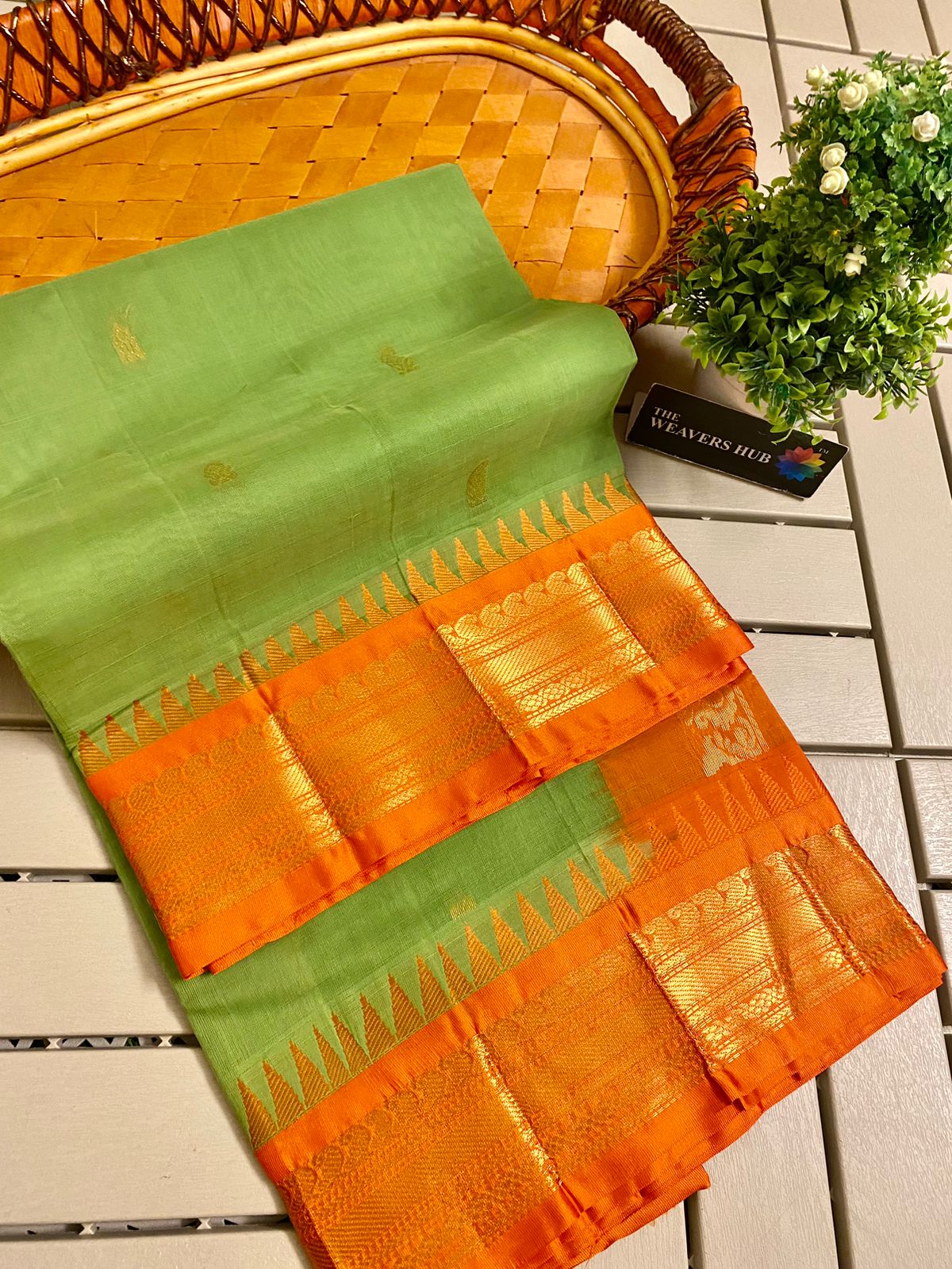 Gadwal Pure Silk Handloom Saree in Green : SMUA129