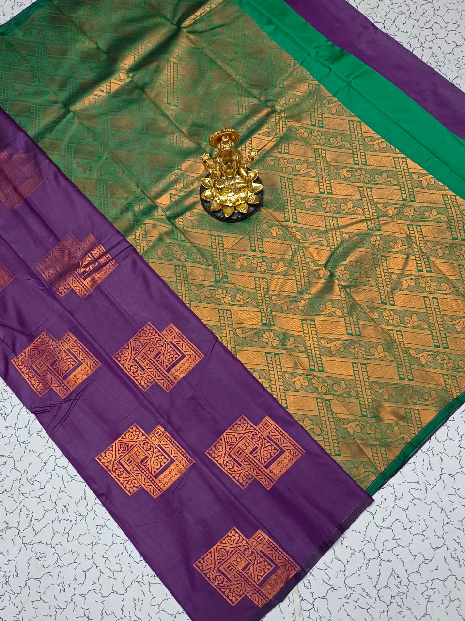 Semi Soft Silk Borderless Saree