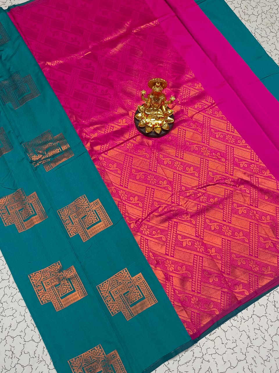 Semi Soft Silk Borderless Saree