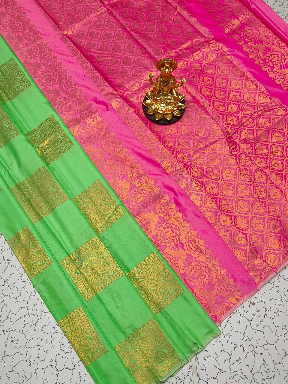 Semi Soft Silk Borderless Saree