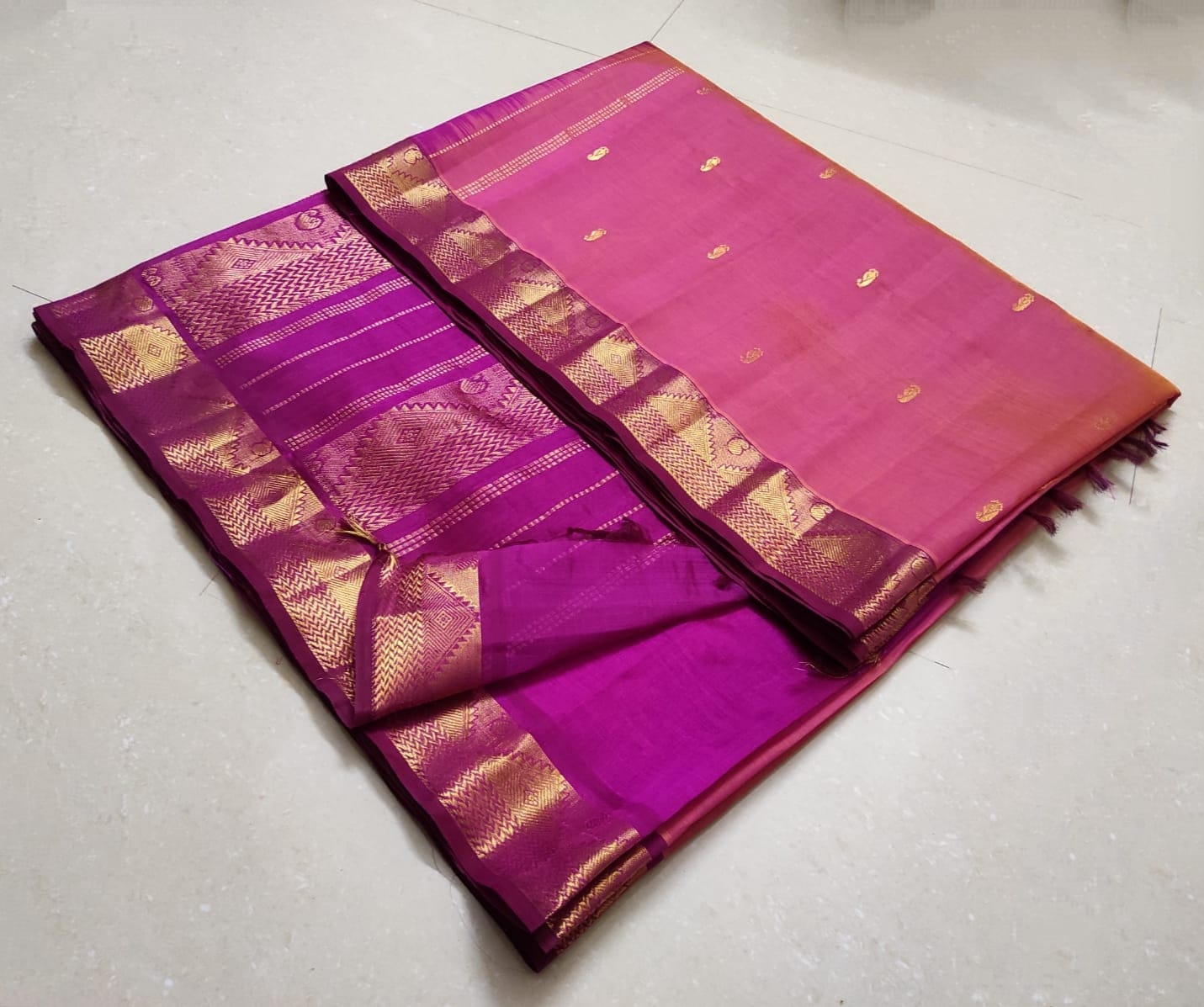 SILK COTTON special!😍 ▶️Jari border with butta. contrast color combo😍 ▶️Arani  silk cotton saree in Rich silk and cotton thread ▶️With… | Instagram